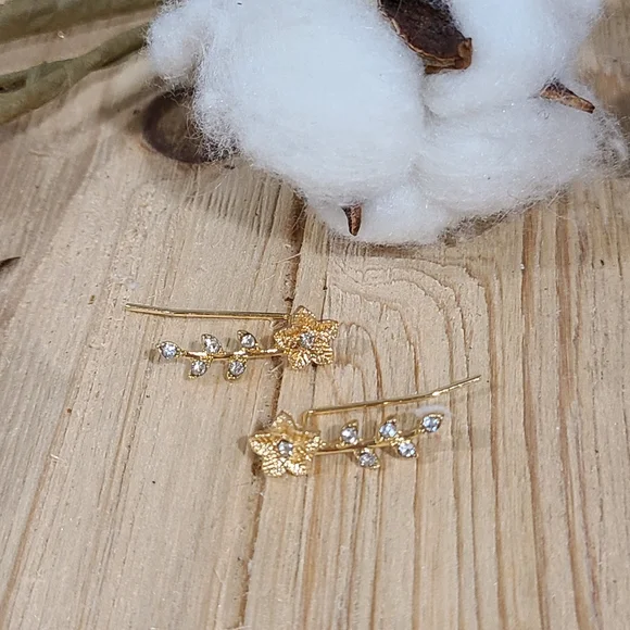 ✨️✨️NEW✨️✨️STUNNING!! FLOWER Ear Climber Earrings with Tiny CZ'S in GOLD Plating - Picture 8 of 14